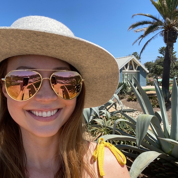 Meet your posher, Kelli - Picture 1 of 1